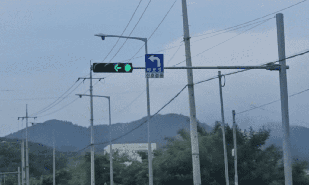 비보호 좌회전 과태료 부과 기준인 녹색 직진 신호 준수 방법